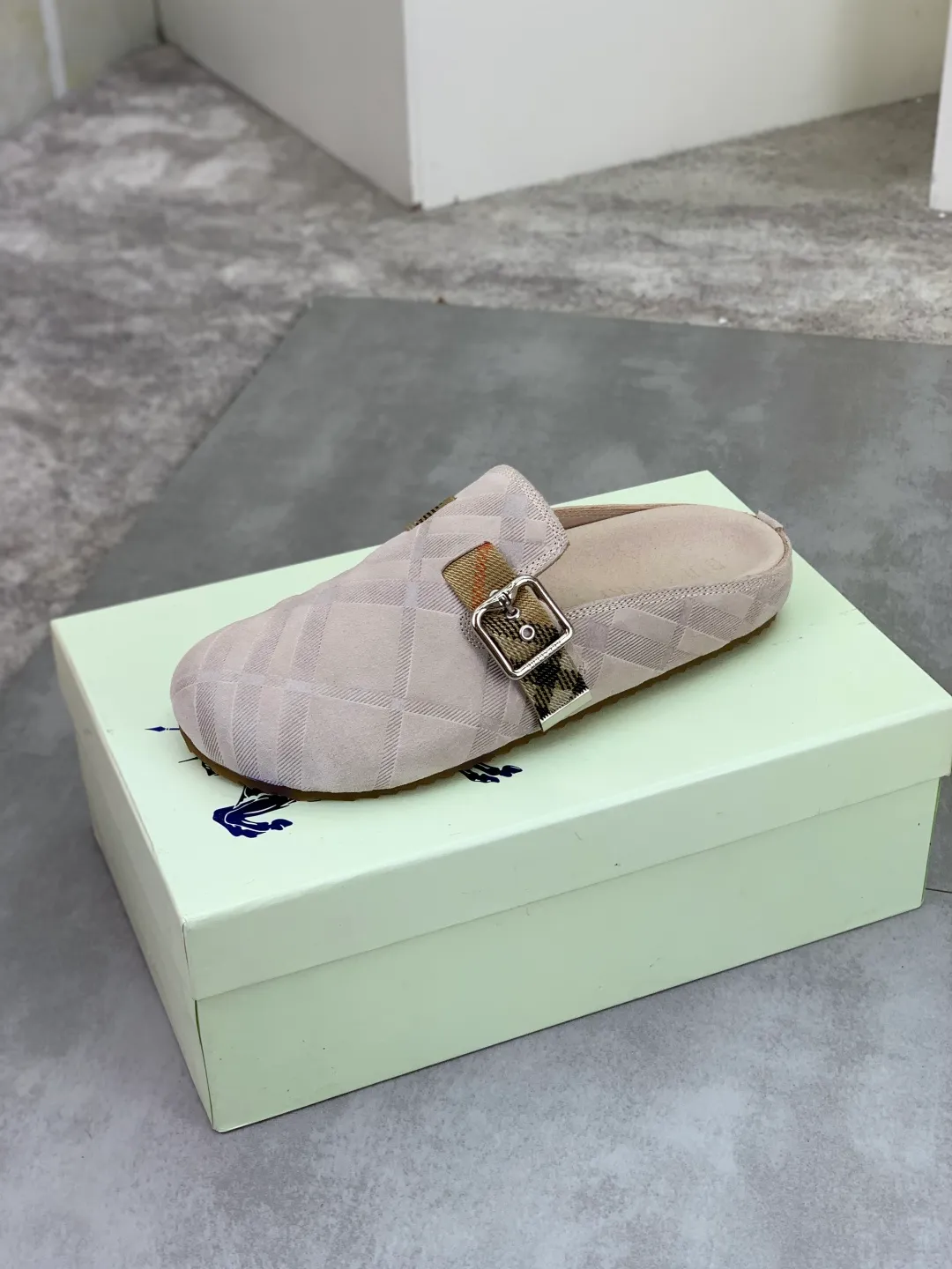 Men's Men's Shoes 💰P620 💰【New Style】Top Version 🆘【Burberry】New Burberry Slippers are on the market with perfect workmanship! 🔥Perfect shape and top quality🙈Non-slip and wear-resistant high-end rubber outsole👣Versatile and comfortable shoes, standard size: 39-45 (38 46 customized) 5️⃣colors available Top-quality packaging